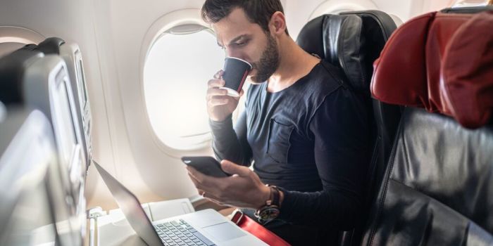 (Vidéo) Exercices pour la jambe inférieure pour prévenir la TVP person on an airplane checking phone and laptop
