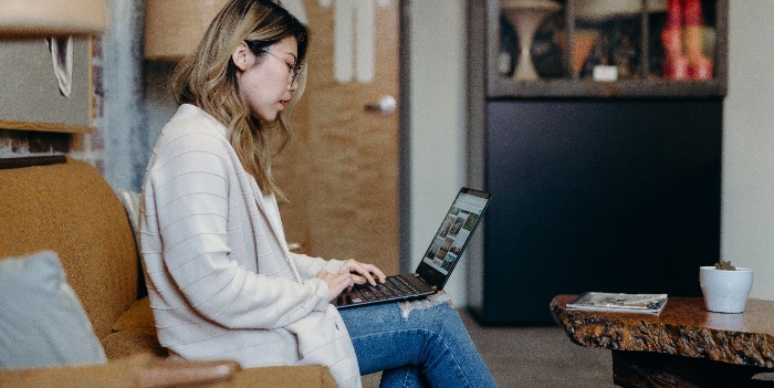 Vivre avec un long COVID a woman on her laptop at home