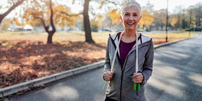 Comment puis-je réduire mon risque de cancer du sein ? woman exercising outdoors