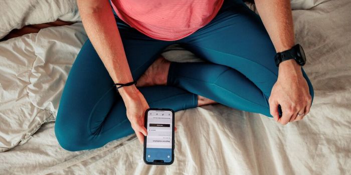 Comment tenir un journal des douleurs et des symptômes de l’endométriose ? person on the phone in bed