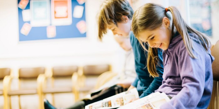 Démystifier huit idées fausses sur les troubles du spectre autistique children reading books in a waiting room