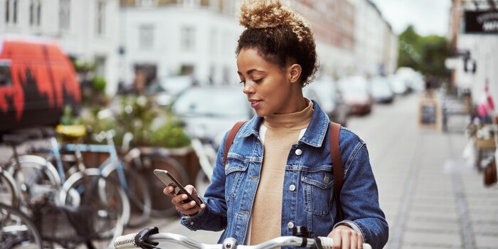 Le cycle menstruel – les réponses à vos questions person checking phone while walking outdoors