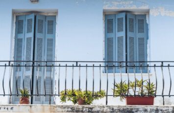 Existe-t-il des réglementations ou des autorisations différentes pour les balcons extérieurs et intérieurs ?