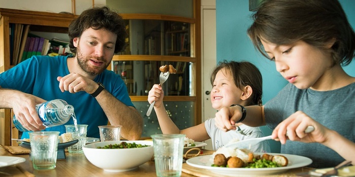 Comment puis-je savoir si mon enfant a un problème d’alimentation ? family eating dinner together