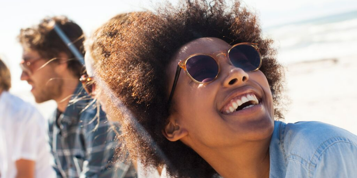 Quels sont les effets à court et à long terme de l’exposition au soleil ? people enjoying the sun outdoors