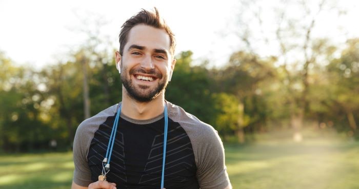 Comment retrouver le moral les jours de morosité person with a skipping rope outdoors