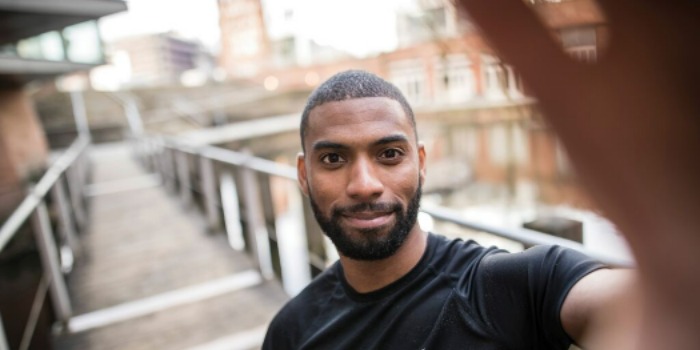 Pourquoi la santé sexuelle est-elle importante chez les hommes ? person high-fiving to the camera