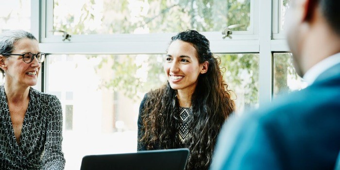Prendre soin de sa santé mentale : un guide A group of people having a meeting