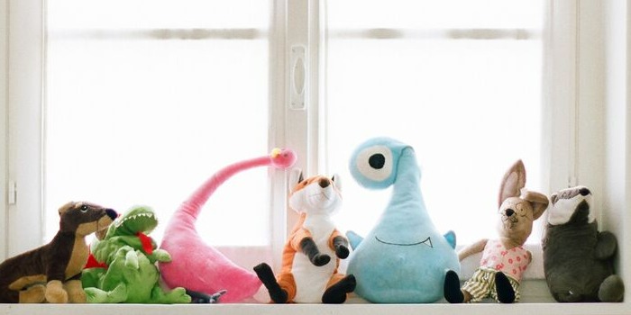 Être neurodivergent : mon histoire plushies on a window seat
