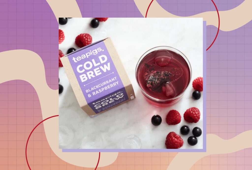 Ce thé infusé à froid pêche-mangue est la copie parfaite du rafraîchissement de Starbucks, sans le sucre ajouté.