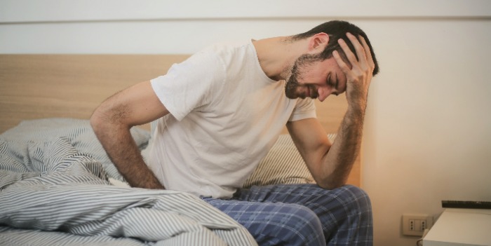 Qu’est-ce que le Mpox ? A man holding his head