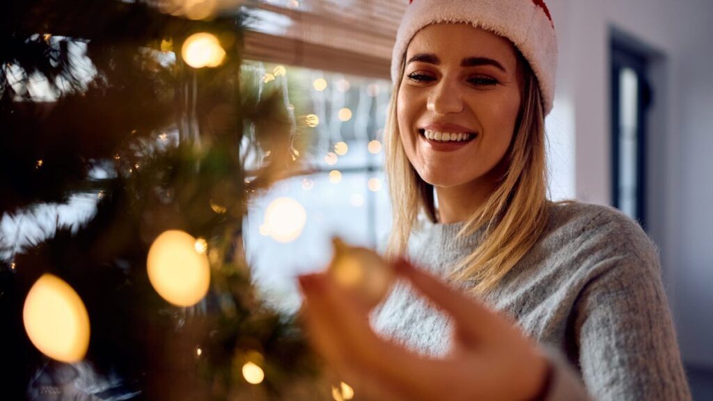 Astuces pour décorer le sapin de Noël pendant le long week-end de décembre Trucos para decorar el árbol de Navidad en el puente de diciembre