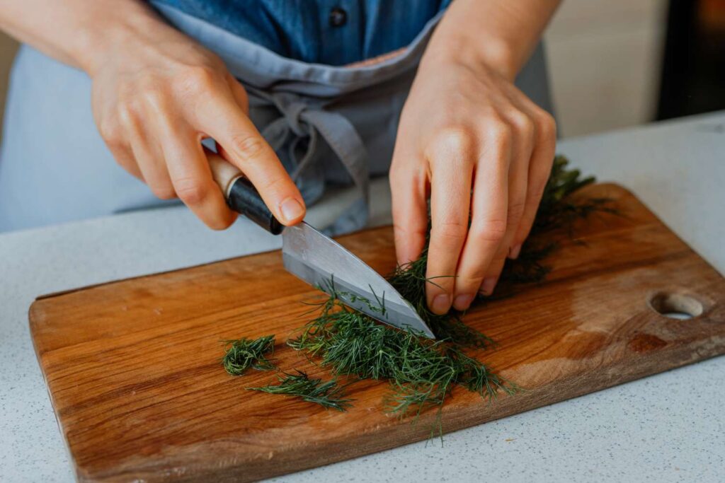 Vous ne savez pas comment conserver la coriandre ? Essayez ce conservateur d’herbes Vous ne savez pas comment conserver la coriandre ? Essayez ce conservateur d'herbes