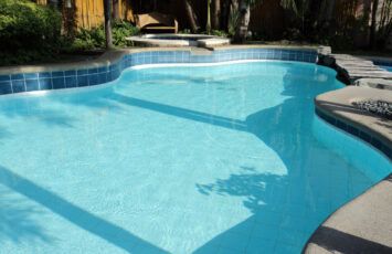 Comment nettoyer l'eau d'une piscine pour éviter de le remplir cette année?
