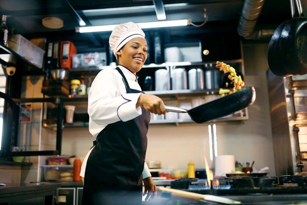 Nous avons demandé à 3 chefs quelles étaient les meilleures chaussures à porter dans la cuisine – ils ont tous répondu la même chose. Nous avons demandé à 3 chefs quelles étaient les meilleures chaussures à porter dans la cuisine - ils ont tous répondu la même chose.