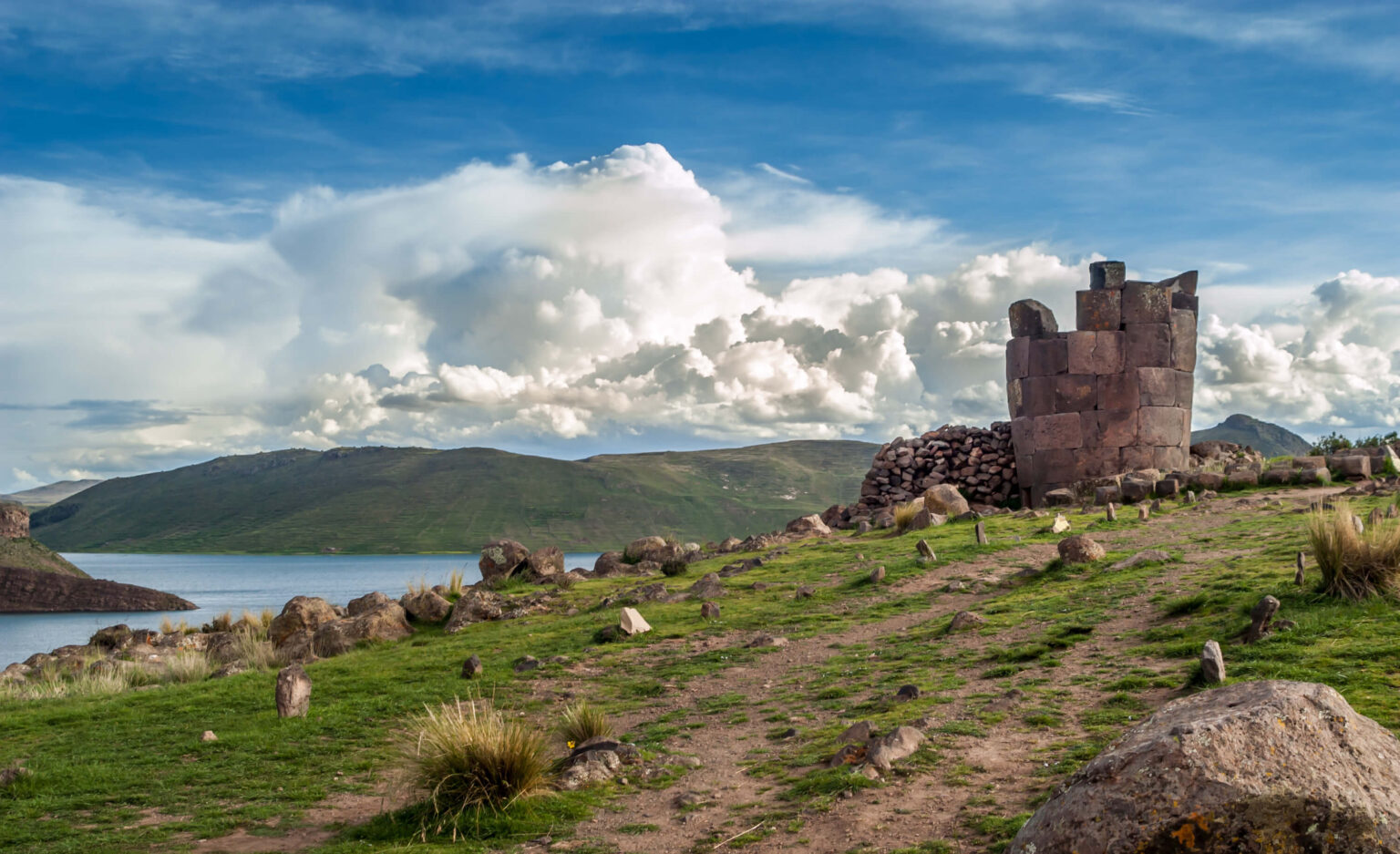 Découvrez les mystères de Sillustani: les anciennes tours funéraires du Pérou par le lac Omeayo