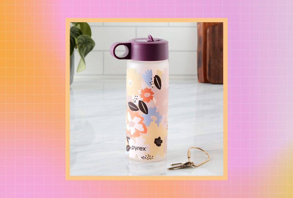 Cette bouteille d'eau en verre Pyrex a un design qui change de couleur Cette bouteille d'eau en verre Pyrex a un design qui change de couleur