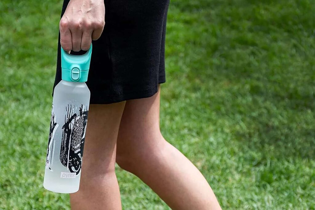 Cette bouteille d'eau en verre Pyrex a un design qui change de couleur