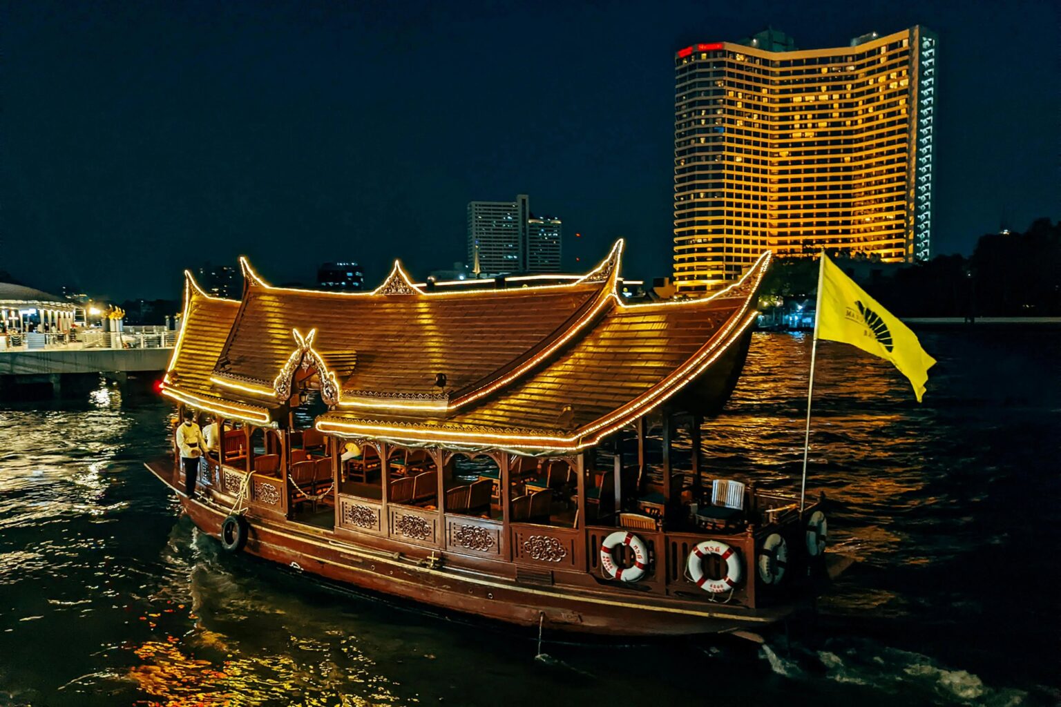 Eaux éblouissantes: festivals de bateaux illuminés de la Thaïlande (Lai Ruea Fai) illuminated Thai boat