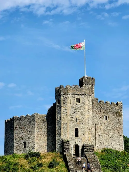 Célébration de la Saint-David : le patrimoine gallois à Londres et à Londres Cardiff Cardiff Castle with Welsh flag and medieval stone architecture