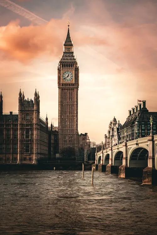 Earth Hour 2026 : observer l'horizon sombre de Londres dans le cadre de la solidarité mondiale Big Ben at sunset with London skyline and Westminster Bridge