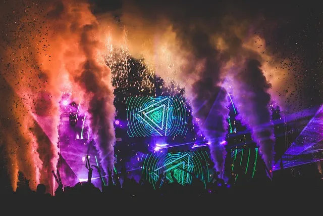 Tecate Pa'l Norte 2026 : le géant du festival du nord du Mexique A massive music festival stage illuminated by vibrant purple and green laser beams cutting through atmospheric smoke