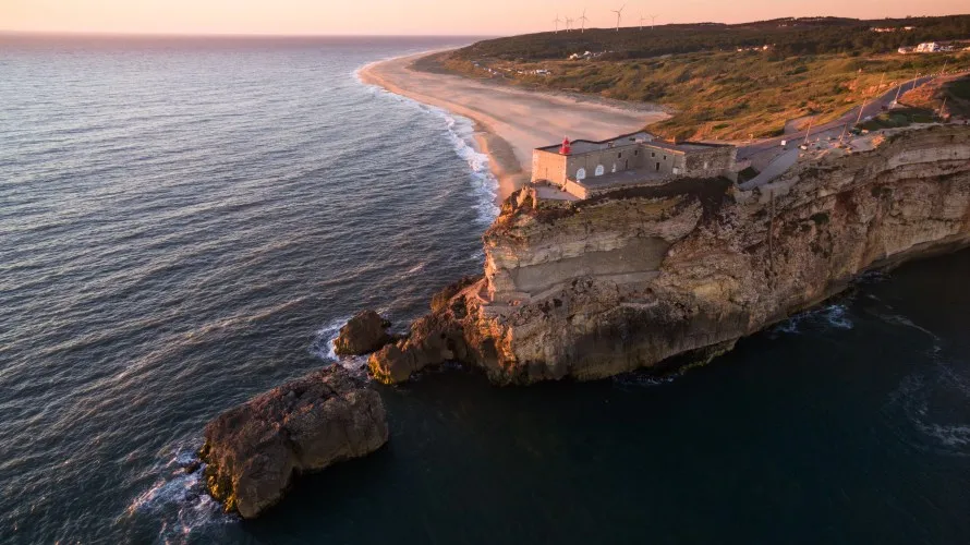 Le colosse de Nazaré : un guide du surf sur les grosses vagues les plus lourdes au monde