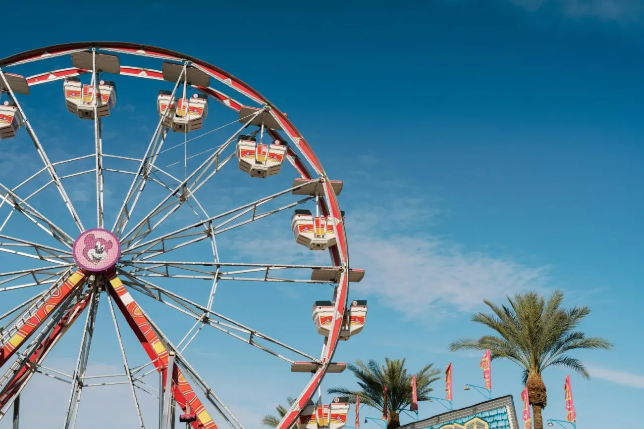 Une grande roue vibrante et des palmiers sous un ciel bleu à Coachella, en Californie.