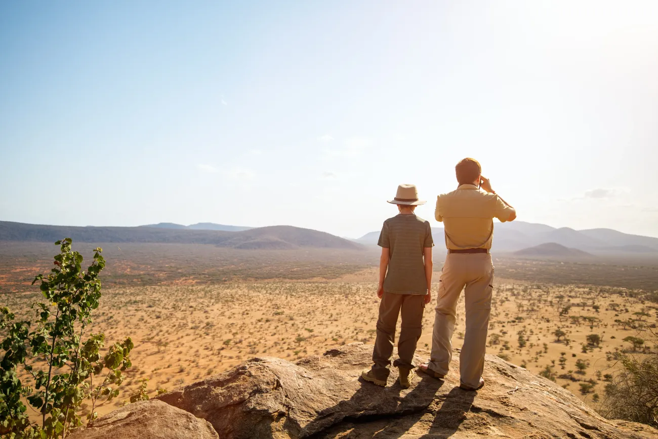 Famille en safari au Kenya profitant d'une vue sur la faune