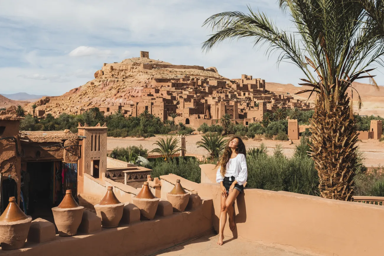 Belle jeune femme heureuse de voyager au Maroc. Aït-Ben-Haddou en arrière-plan