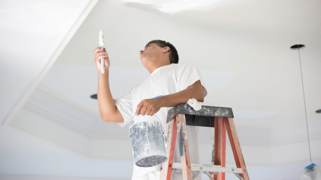 Conseils d'experts pour peindre un plafond et obtenir des résultats époustouflants