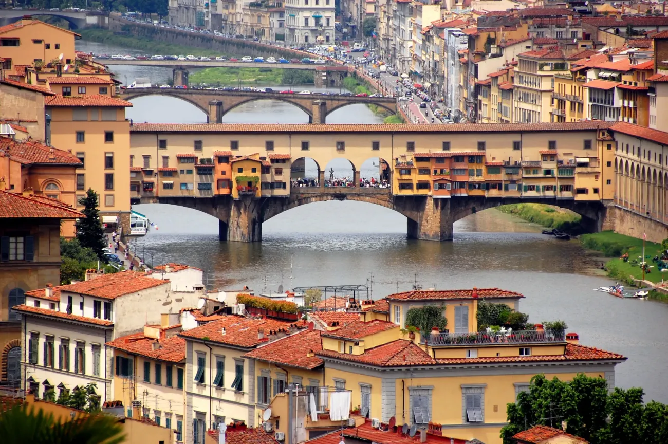 Vue sur le Ponte Vecchio depuis la terrasse perchée de la Piazzale Michelangelo.