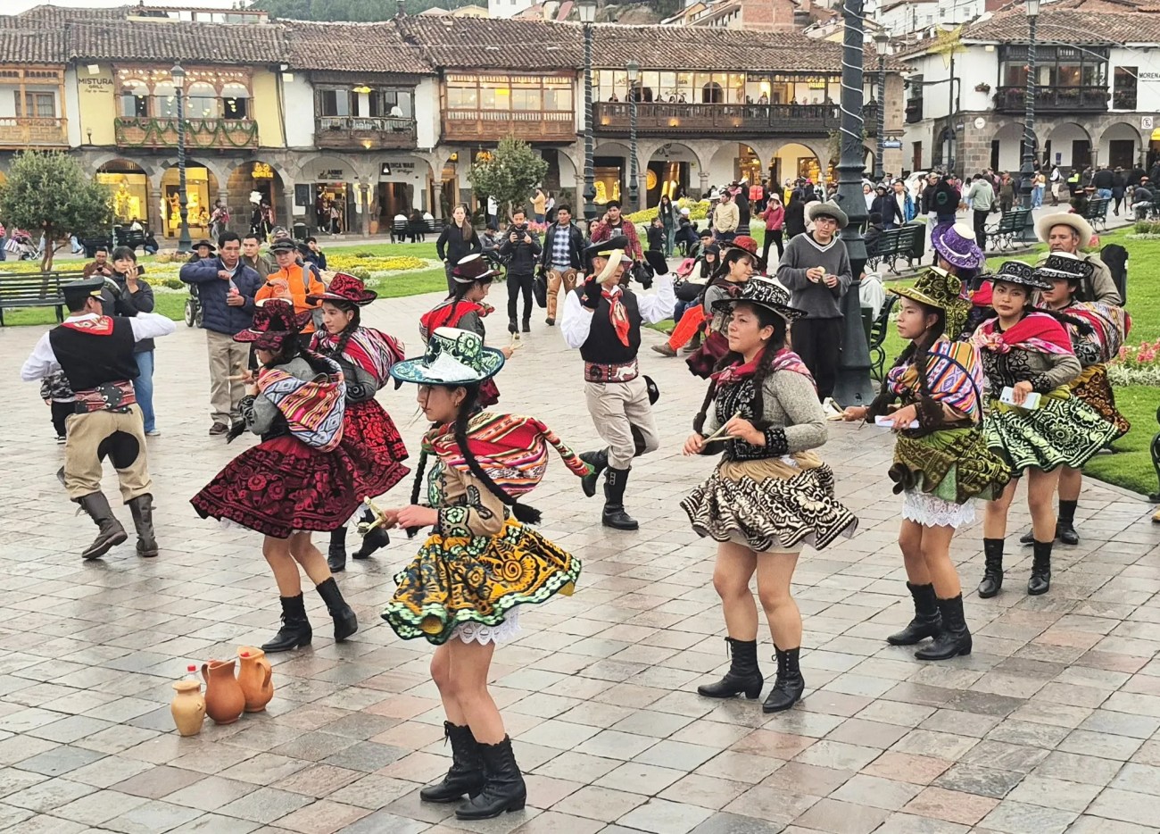 les gens dansent sur la Plaza de Armas, Cusco