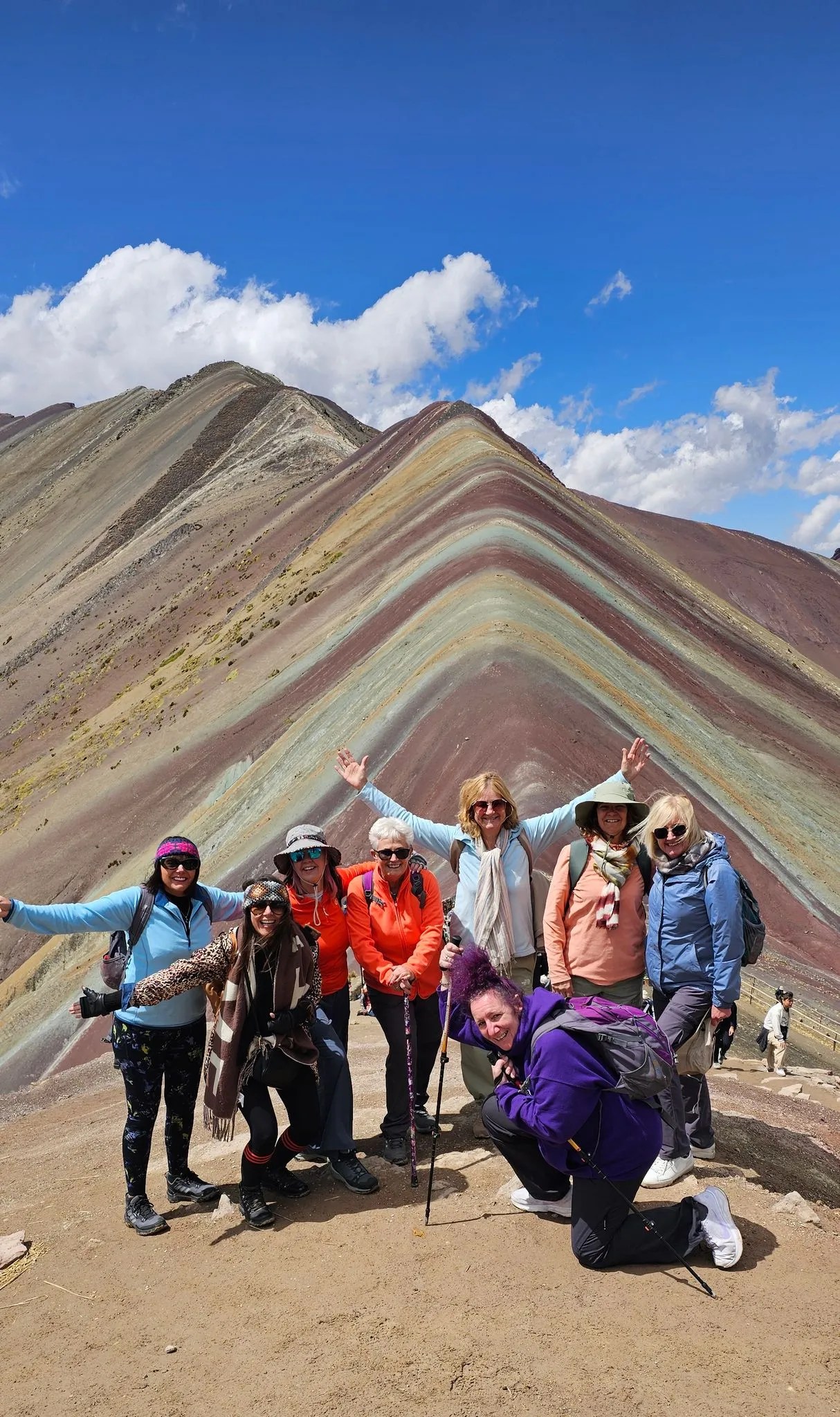 groupe de voyageurs - montagne arc-en-ciel