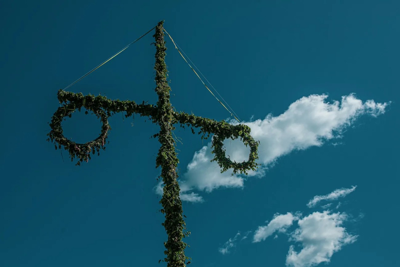 croix verte sous le ciel bleu
