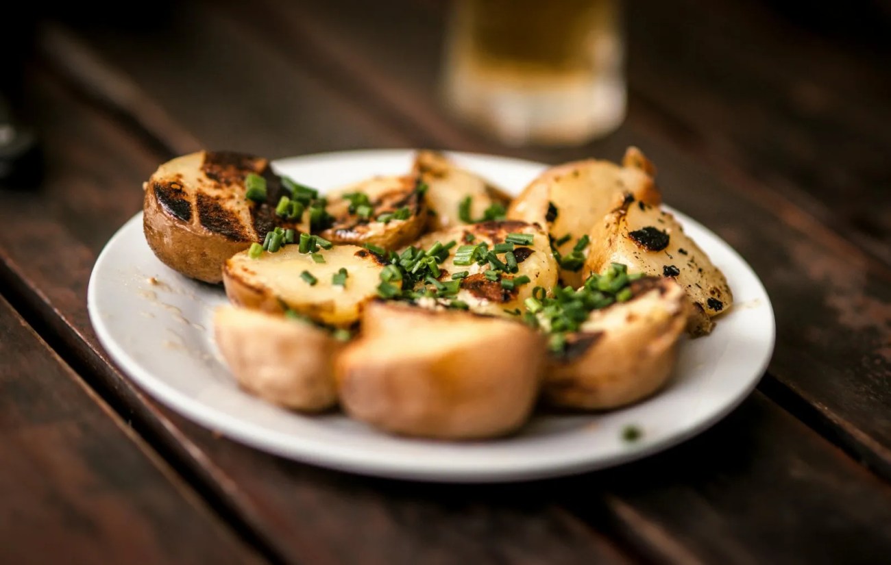 De délicieuses pommes de terre grillées garnies de ciboulette fraîche, parfaites pour un repas champêtre.