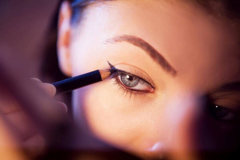 Avec cet eye-liner, il est très facile de rajeunir vos yeux et les cils paraissent plus fournis.