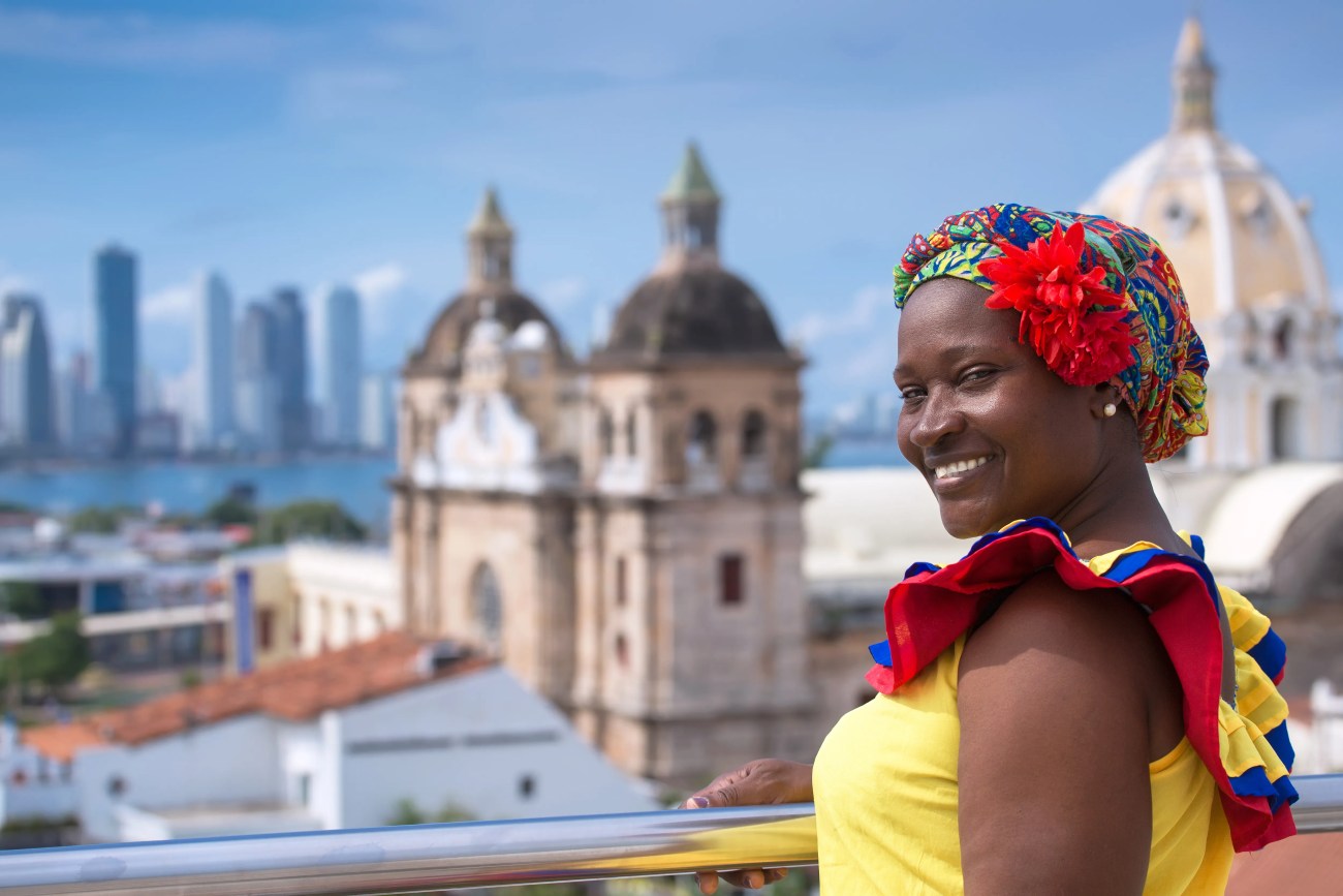 Femme en costume traditionnel sur fond de Carthagène des Indes, Colombie