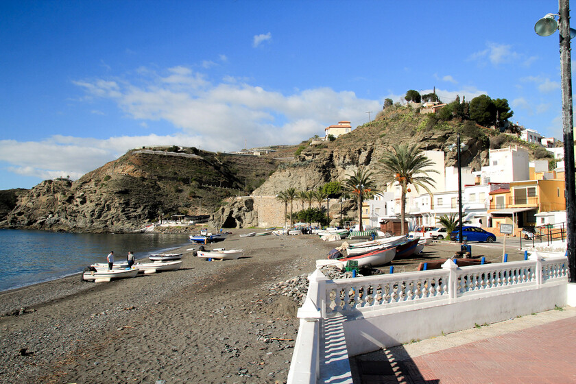Le village de pêcheurs s'est arrêté au calme de la Méditerranée, le meilleur endroit pour manger du poisson délicieux et bon marché avec vue sur la mer