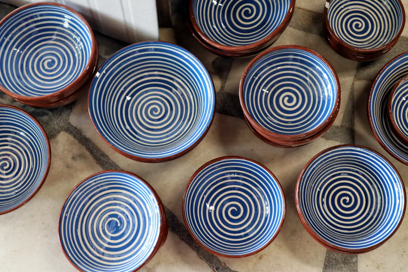 Plats et bols en poterie nouvellement fabriqués à la poterie, Damalas, Naxos, îles grecques