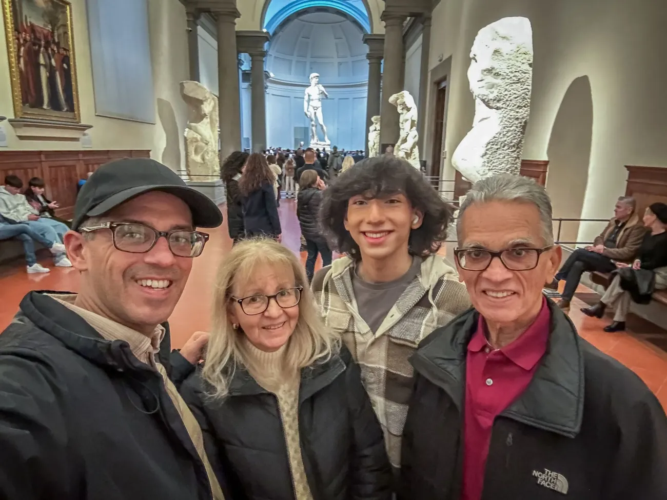 David de Michel-Ange à la Galleria dell'Accademia avec une famille immédiate prenant un selfie à Florence, Italie
