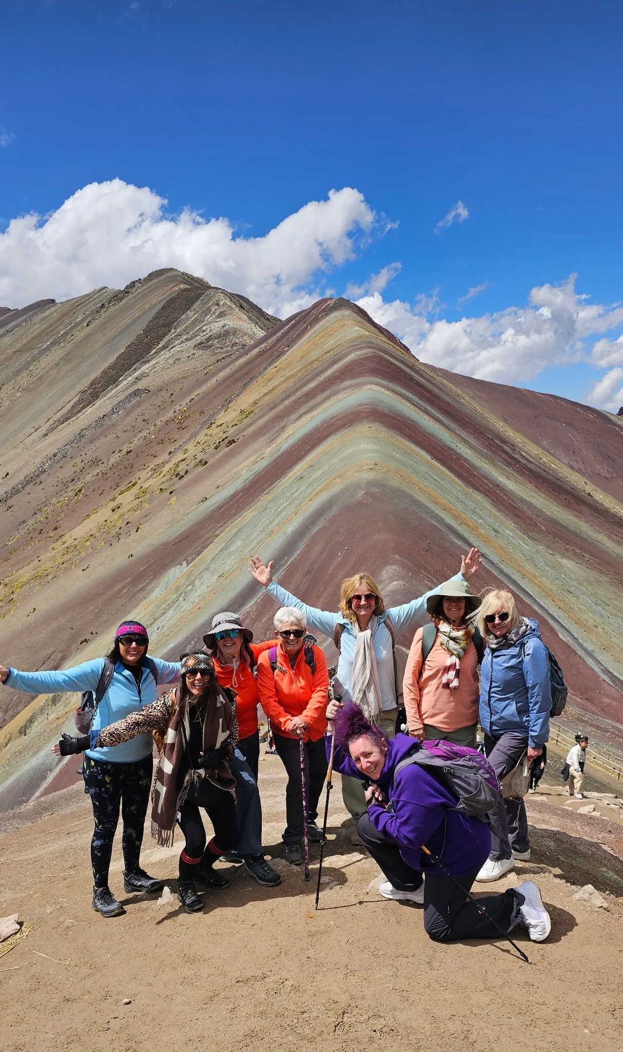 Vinicunca (Rainbow Mountain) avec un groupe de randonneurs posant sur le sentier près de Cusco, au Pérou.