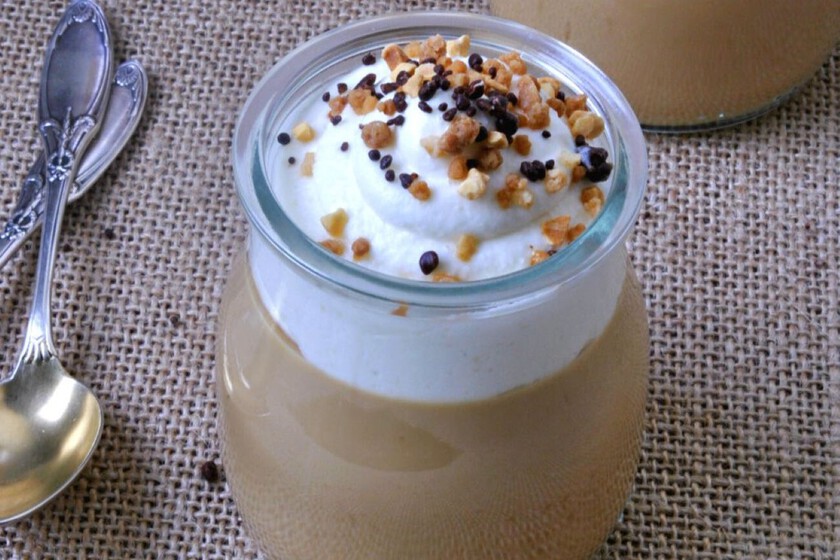 Crème au café et chantilly dans des petits verres : recette facile sans four pour un après-dîner élégant