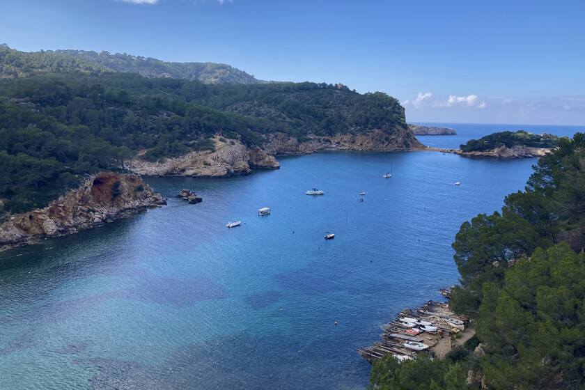 J'ai visité la ville la plus calme d'Ibiza, où le bleu de l'eau est absolument hypnotique