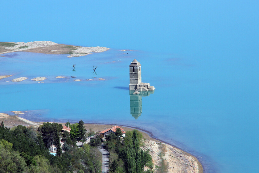 La mer turquoise d'Aragon où se détache une église immergée et où l'on peut faire du kayak entre les montagnes