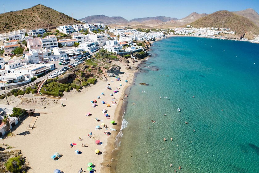 Le village de pêcheurs espagnol blanc qui rivalise de beauté avec la Grèce : eaux turquoise et fruits de mer de première qualité