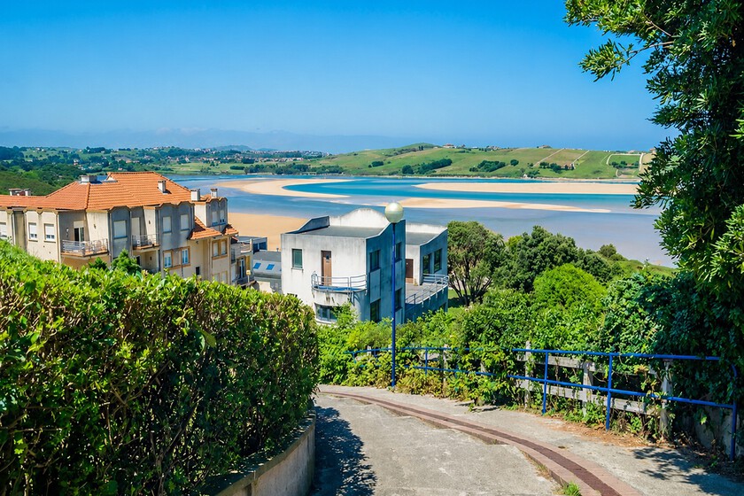 Le village de pêcheurs idéal à découvrir à pied : des kilomètres de plages sauvages, une église du XVe siècle et de délicieux fruits de mer frais