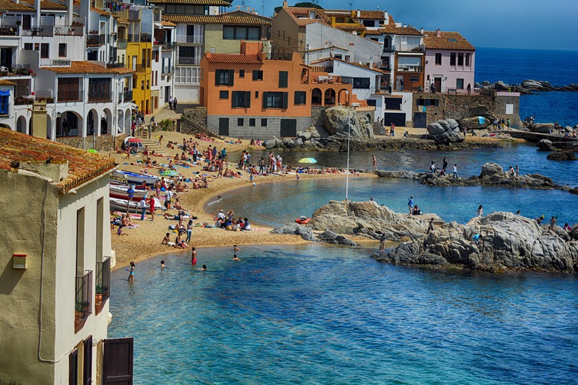 Ni gratte-ciel ni grandes promenades : la ville blanche où vit encore la Costa Brava qui n'existe presque plus