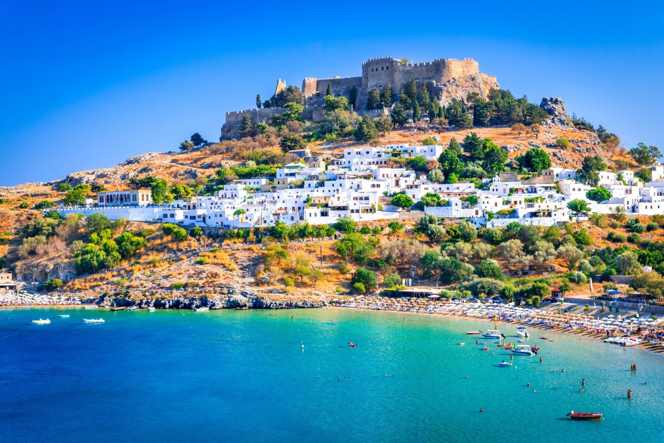 Rhodes, Grèce. Lindos petit village blanchi à la chaux et l'Acropole, paysage de l'île de Rhodos en mer Égée.