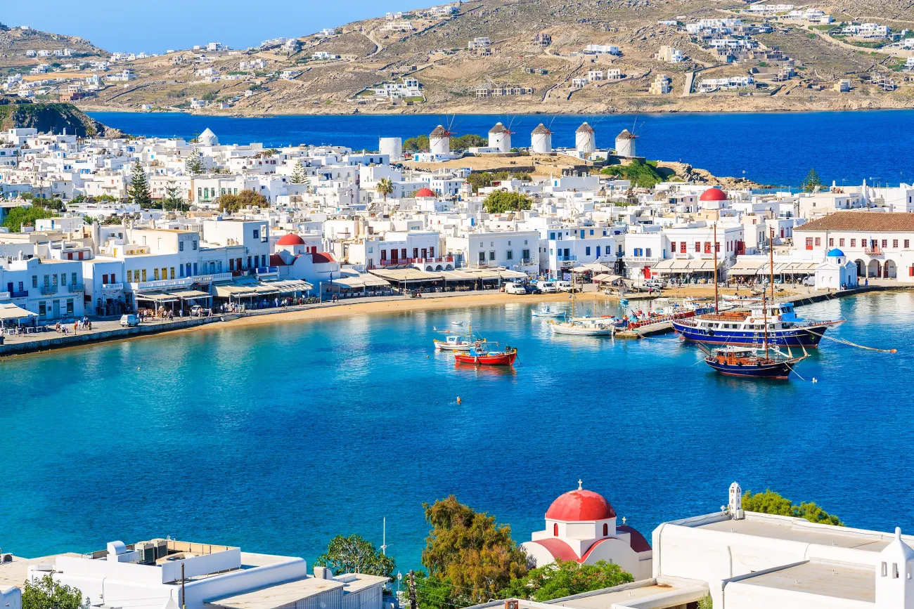 Une vue sur le port de Mykonos avec des bateaux, îles Cyclades, Grèce
